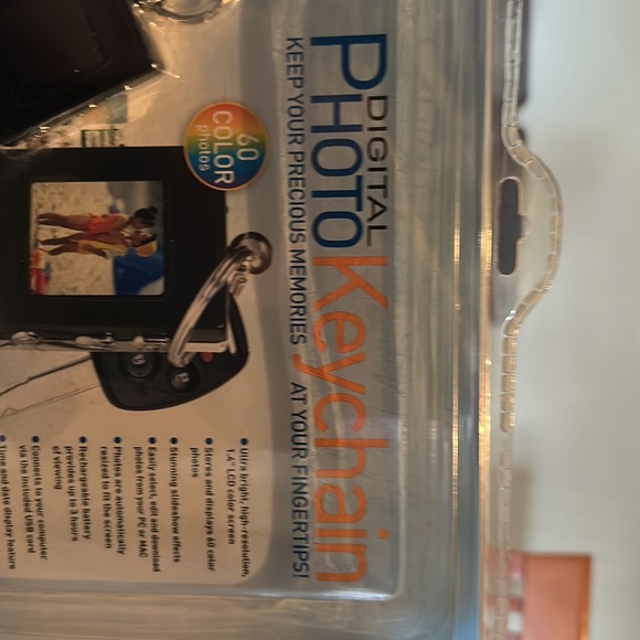 Digital Photo KeyChain-Memories with you at all times. 60 photos.  Color screen - Picture 4 of 6